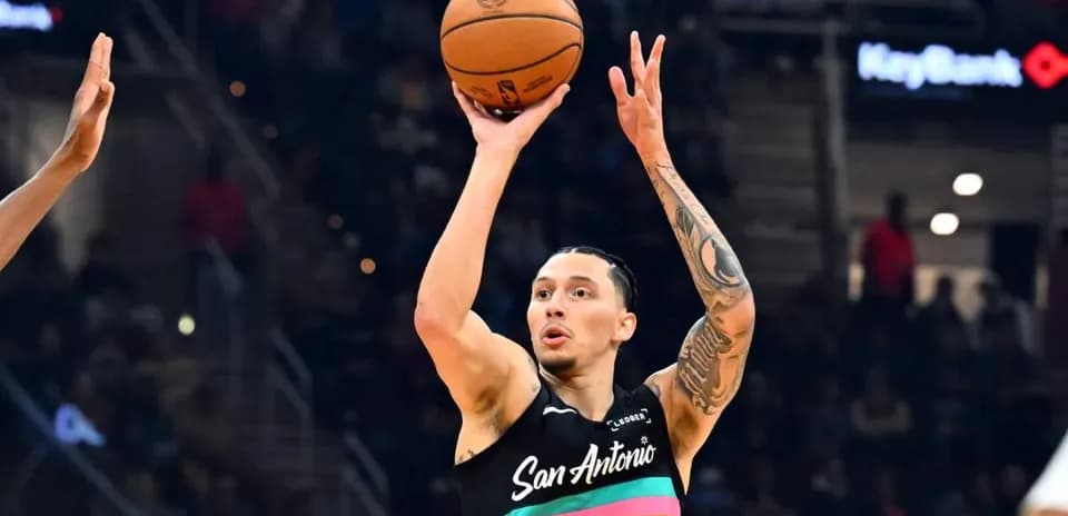 O'yinchi basketni otish paytida