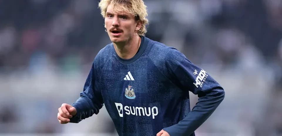 Futbolchi Newcastle formasida maydonni tayyorlamoqda