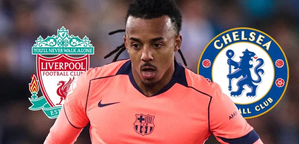 Futbolchi Liverpool va Chelsea logotiplari bilan