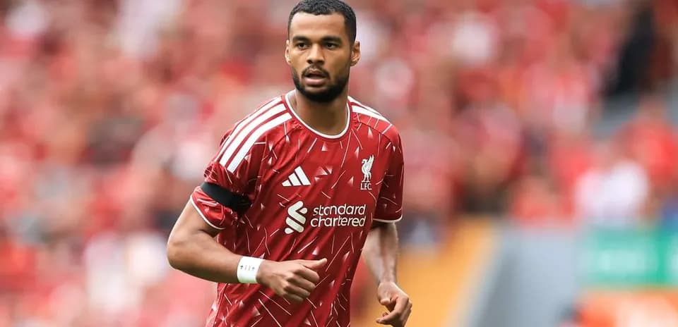 Futbolchi Liverpool formasi bilan maydonda harakatda