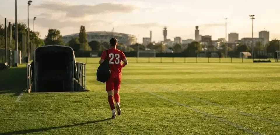 Futbolchi maydonga chiqayotgan, 23 raqami bilan