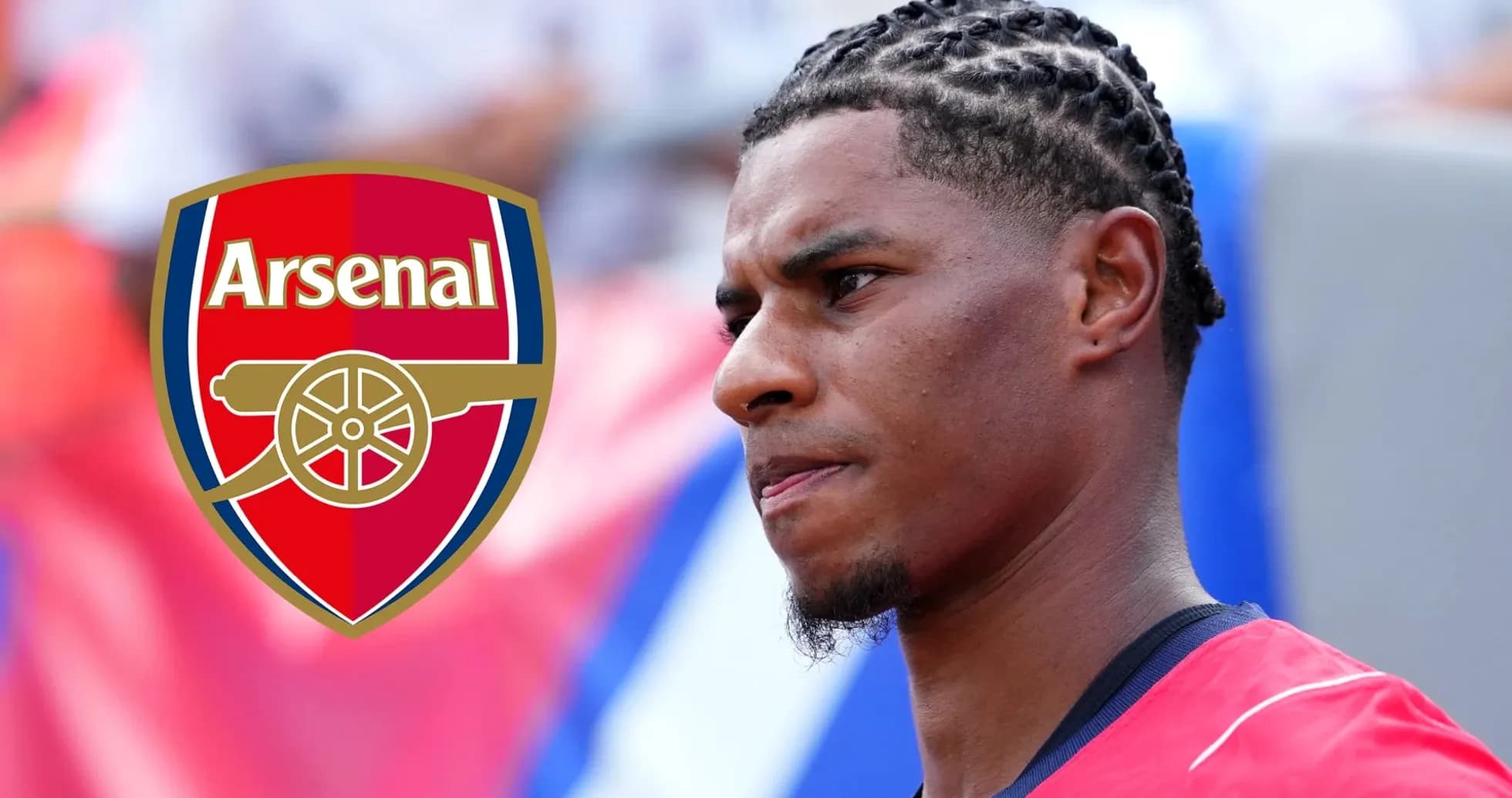 Futbolchi Arsenal logosi bilan yonma-yon turibdi