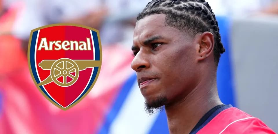 Futbolchi Arsenal logosi bilan yonma-yon turibdi
