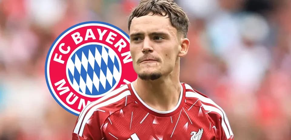 Futbolchi Liverpool formasida, Bayern logosi orqasida