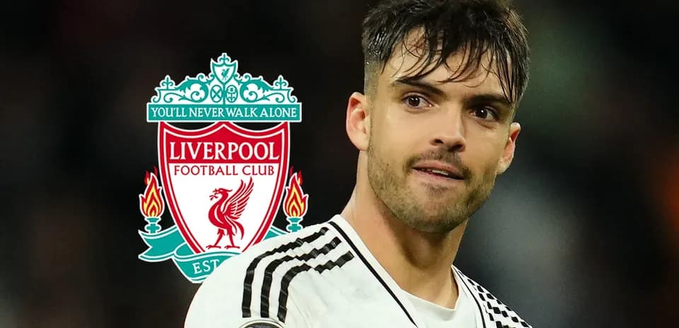Futbolchi Liverpool klubi emblemasi bilan