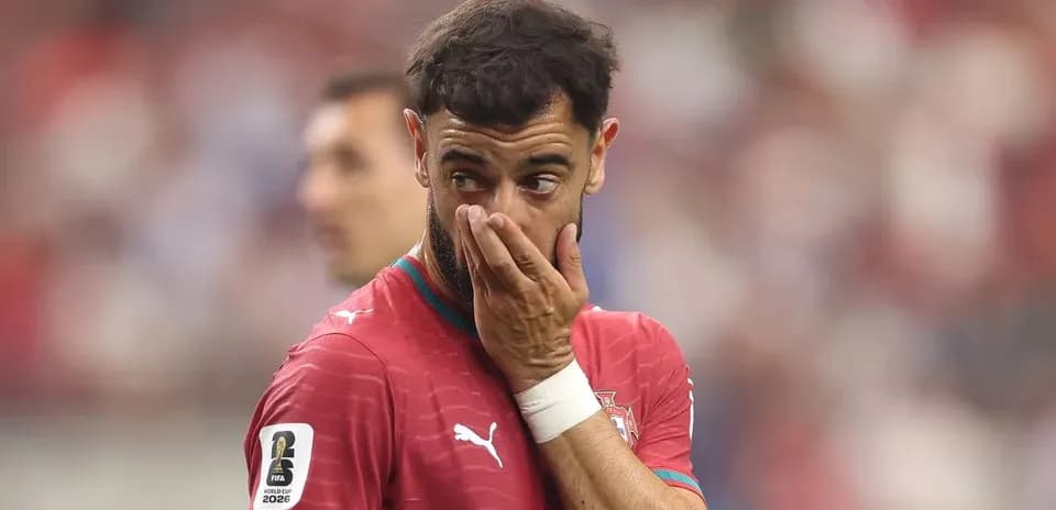 Futbolchi o'yin davomida qo'lida yuzini tutmoqda