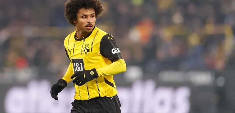 O'yinchi Borussia Dortmund formasida maydonda harakatda