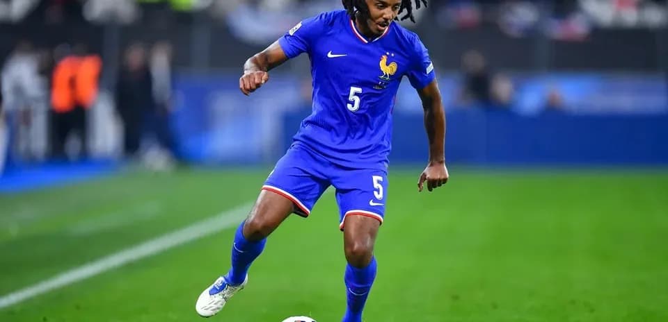 Fransiya futbolchisi to'pni ushlab turibdi