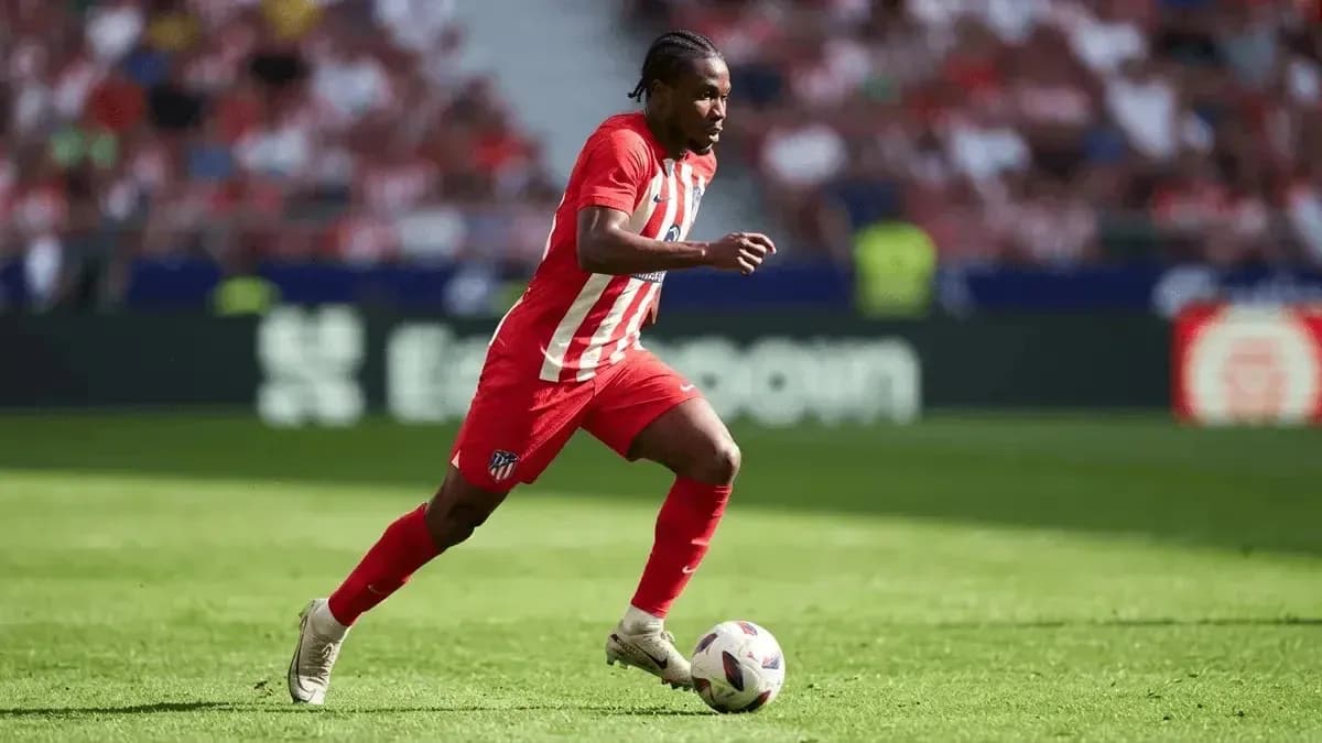 Futbolchi to'pni quchog'i bilan boshqarayapti