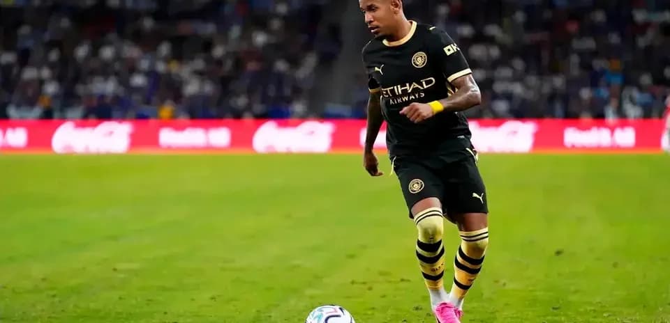 Futbolchi to'p bilan harakatlanmoqda