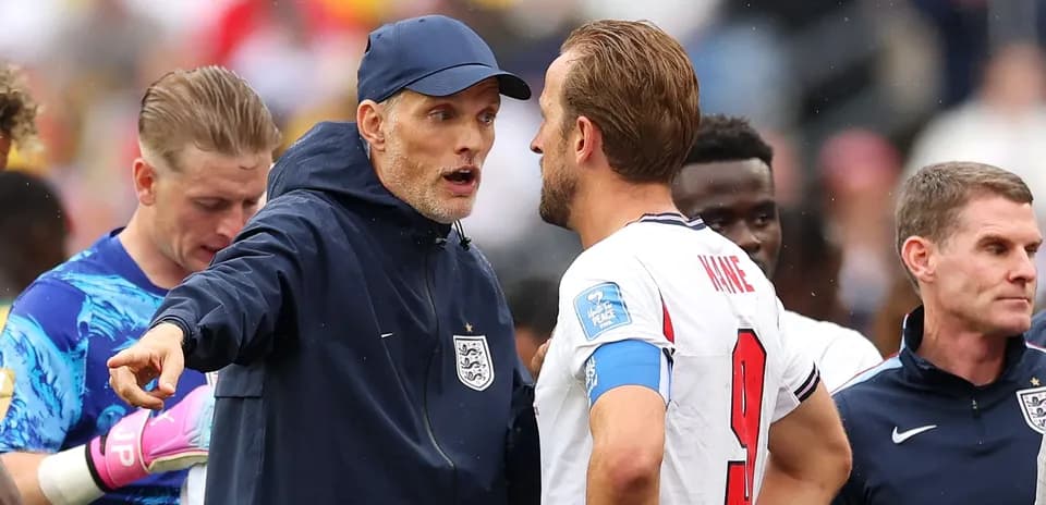 Tomáš Tuchel speaking with Harry Kane during match