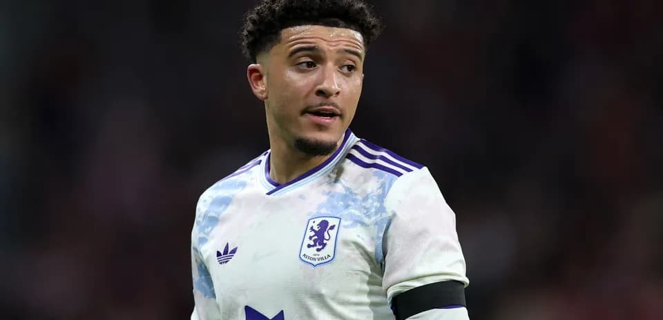 Futbolchi Aston Villa formasida maydonda turibdi