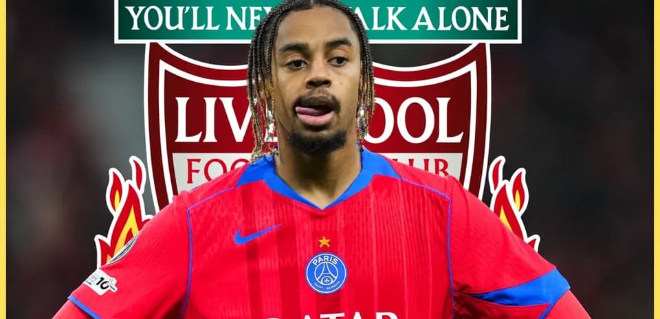 Futbolchi PSG formasi bilan Liverpool emblemasi orqasida