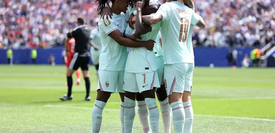 Fransiya futbolchilari golni nishonlayapti
