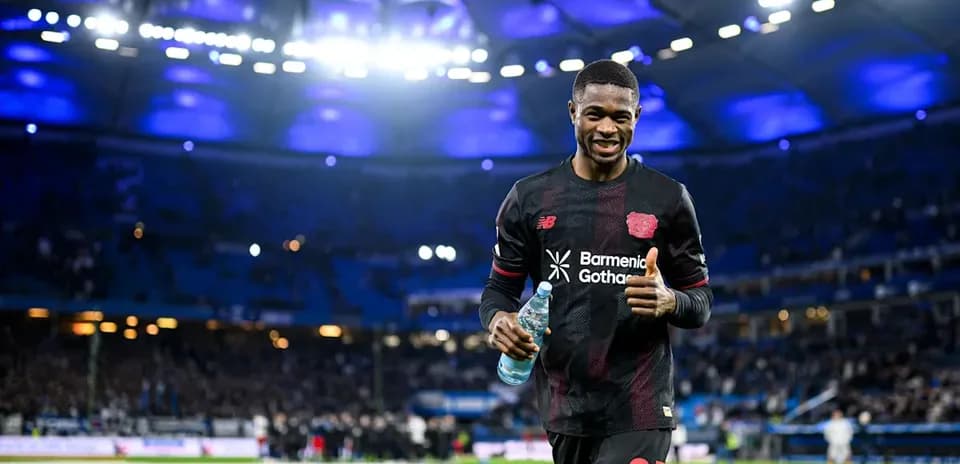 Futbolchi maydonning ichida suv shishasi bilan