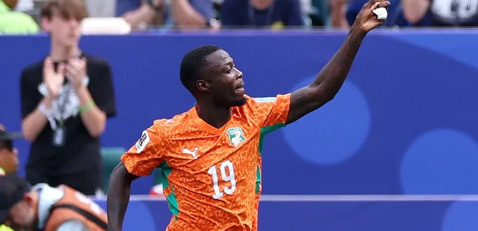 Futbolchi gol urganidan so'ng qo'lini ko'tarayapti