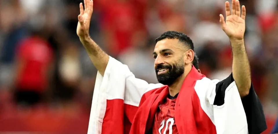 Futbolchi fanlarga qo'l silkayotgan futbolchi