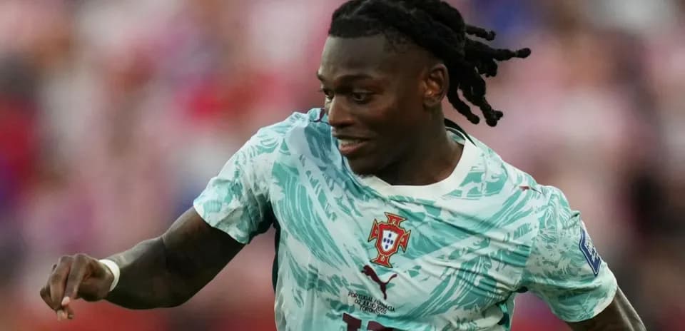 Futbolchi Portugal formasida to'pni ushlamoqda