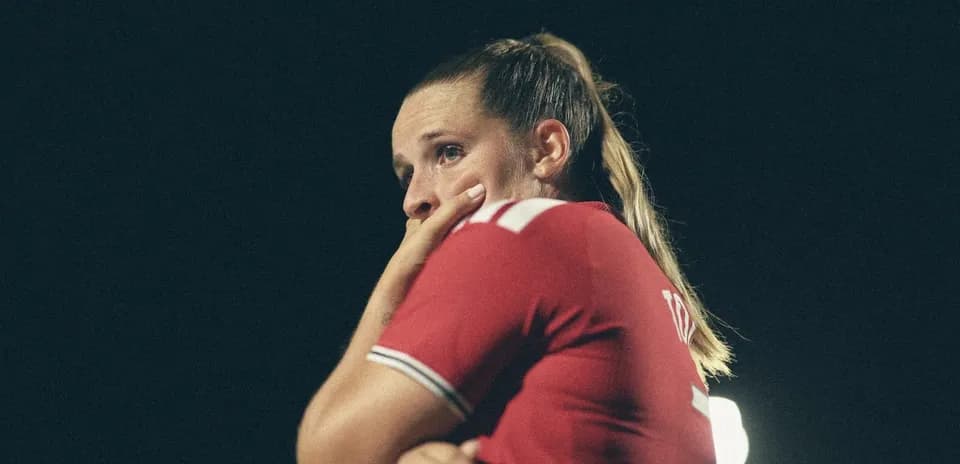 Futbolchi qiz o'yin davomida o'yin haqida o'ylamoqda