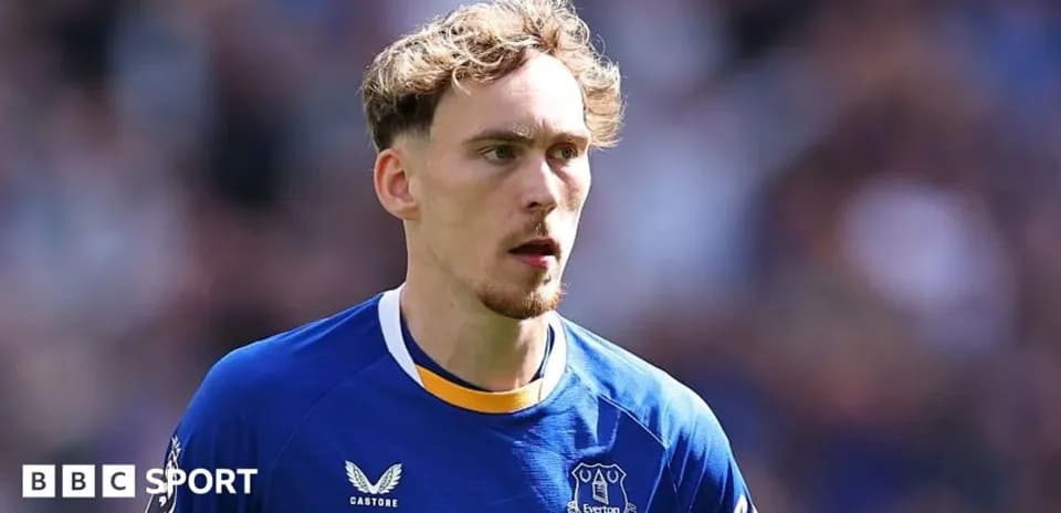 Everton player during match in blue jersey