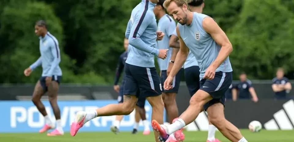 Futbolchilar mashg'ulotda harakatda