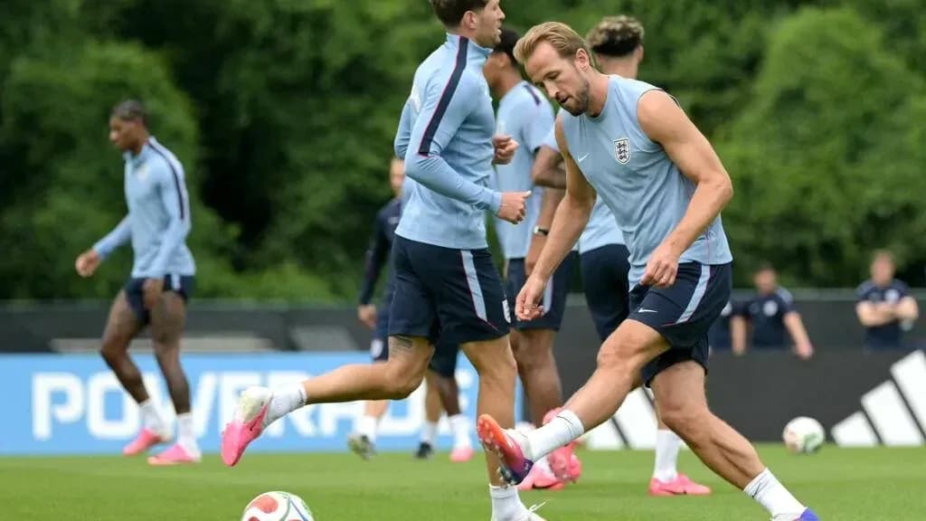 Futbolchilar mashg'ulotda harakatda Futbolchilar mashg'ulotda harakatda