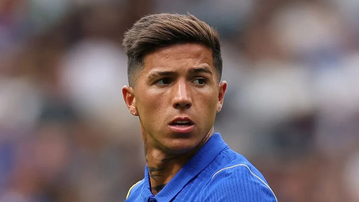 Futbolchi maydonda raqibga qarab turgan