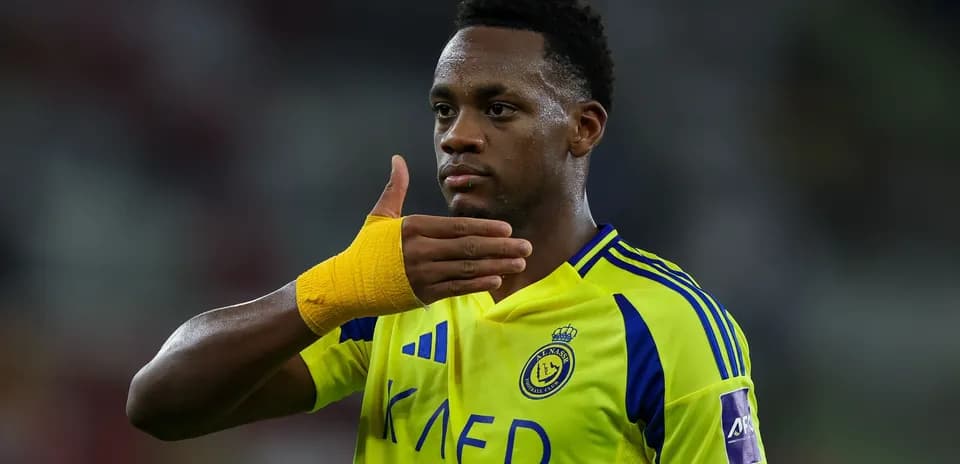 Futbolchi jamoaga salom berayotgan paytda