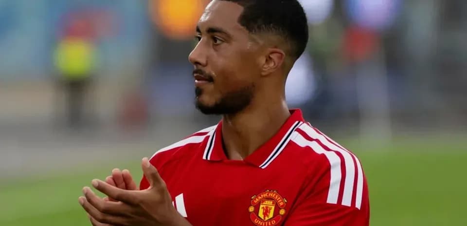 Futbolchi Manchester United formasida qo'llarini chayqamoqda
