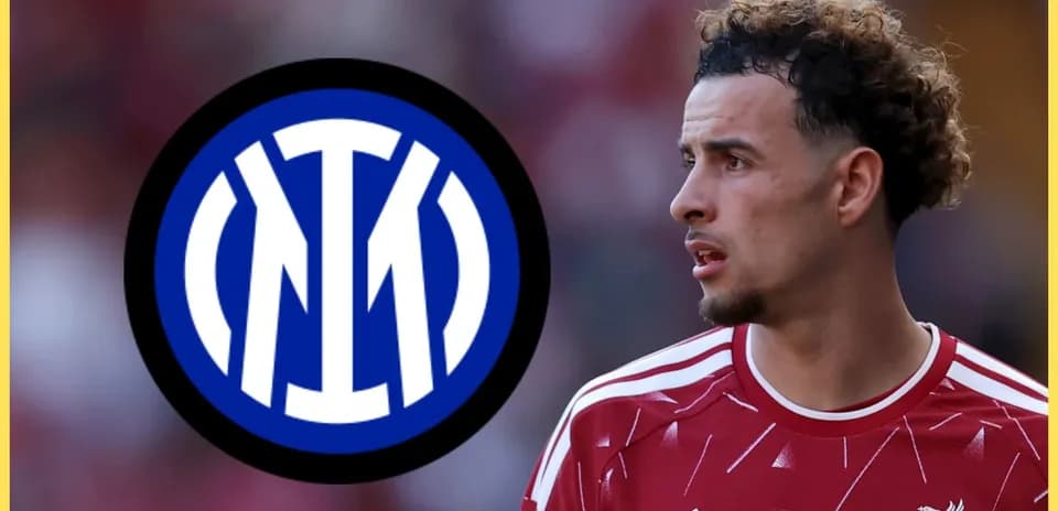 Futbolchi Inter logotipi bilan maydonda