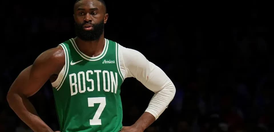 Bostonda raqibga qarab turgan basketbolchi