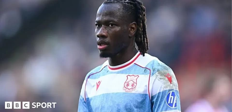 Futbolchi o'yin paytida diqqat bilan qaramoqda