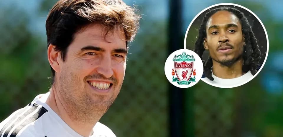 Trener va o'yinchi Liverpool klubida mashg'ulotda
