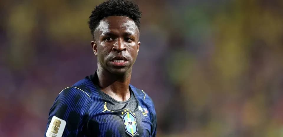 Futbolchi o'yinida to'pga diqqat bilan qaramoqda