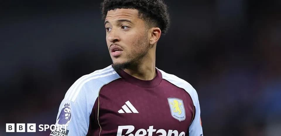 Futbolchi Aston Villa formasida o'yinda ishtirok etmoqda