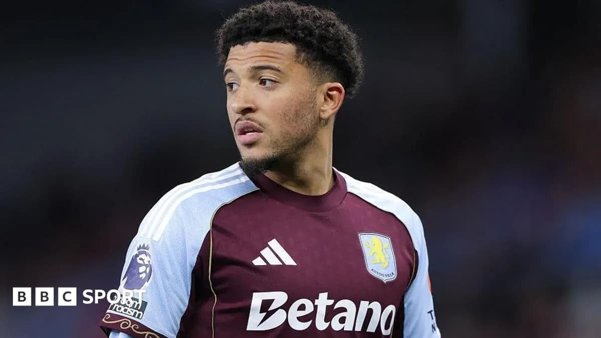 Futbolchi Aston Villa formasida o'yinda ishtirok etmoqda