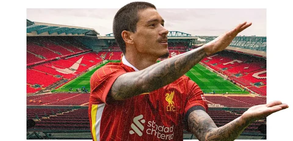 Futbolchi Anfield stadionida poz berayotgan