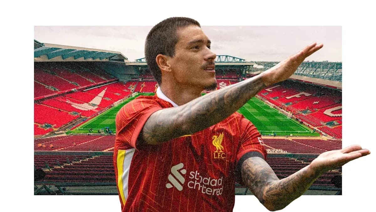 Futbolchi Anfield stadionida poz berayotgan Futbolchi Anfield stadionida poz berayotgan