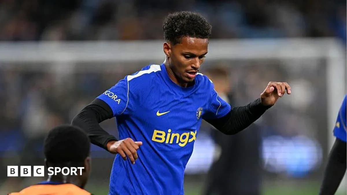 Futbolchi maydonda boshqa futbolchilar bilan mashg'ulotda