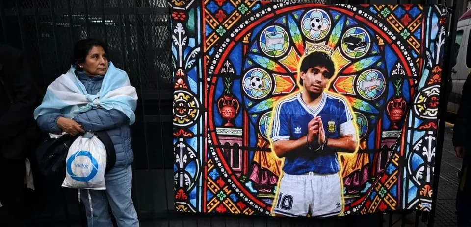 Ayol, Diego Maradona portretiga yaqin turibdi