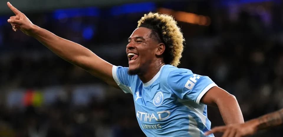 Futbolchi g'alaba nishonlayotgan paytda