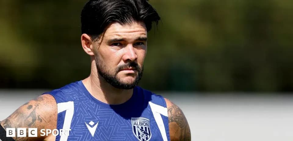 Futbolchi trening paytida to'g'ri qarab turibdi