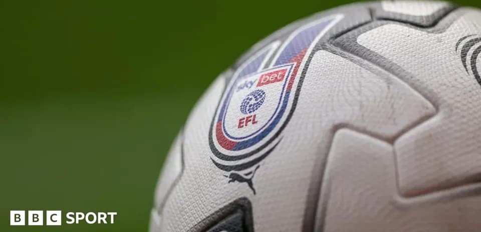 EFL logosi bilan futbol to'pi yaqin planda