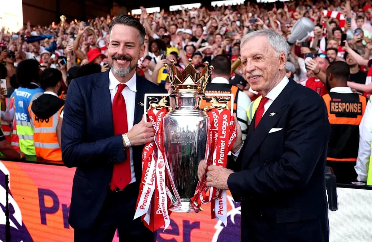 Dasturxon bilan Premier Lig kubogini tutgan shaxslar