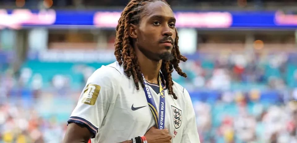 Futbolchi England formasi bilan maydonni tark etmoqda