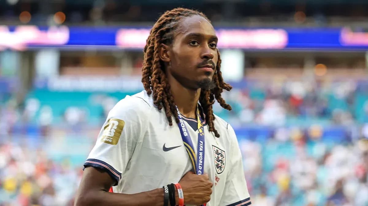 Futbolchi England formasi bilan maydonni tark etmoqda
