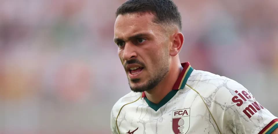 Futbolchi o'yin davomida jiddiy ko'rinishda