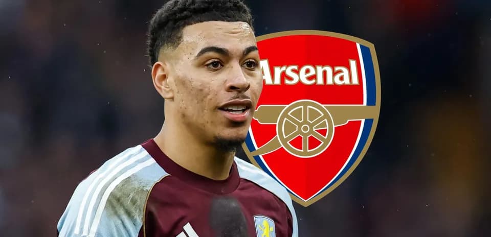 Futbolchi Aston Villa formasida Arsenal logosi bilan