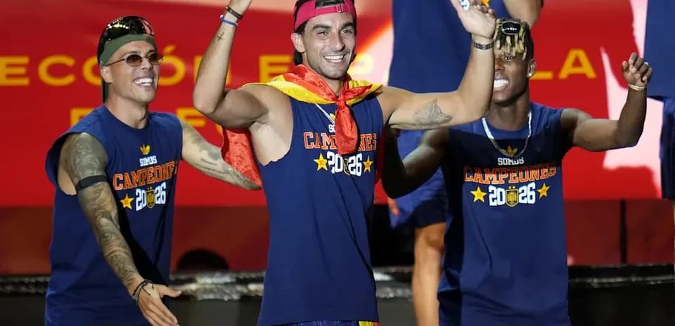 Futbolchilar sahnada qizil bayroq bilan kutib olishmoqda