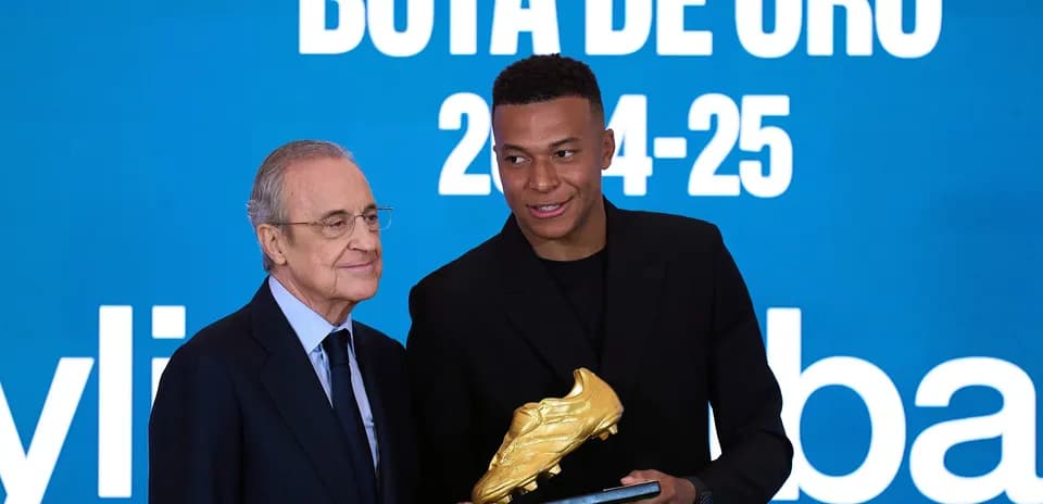 Mbappé receives Golden Boot award from club president